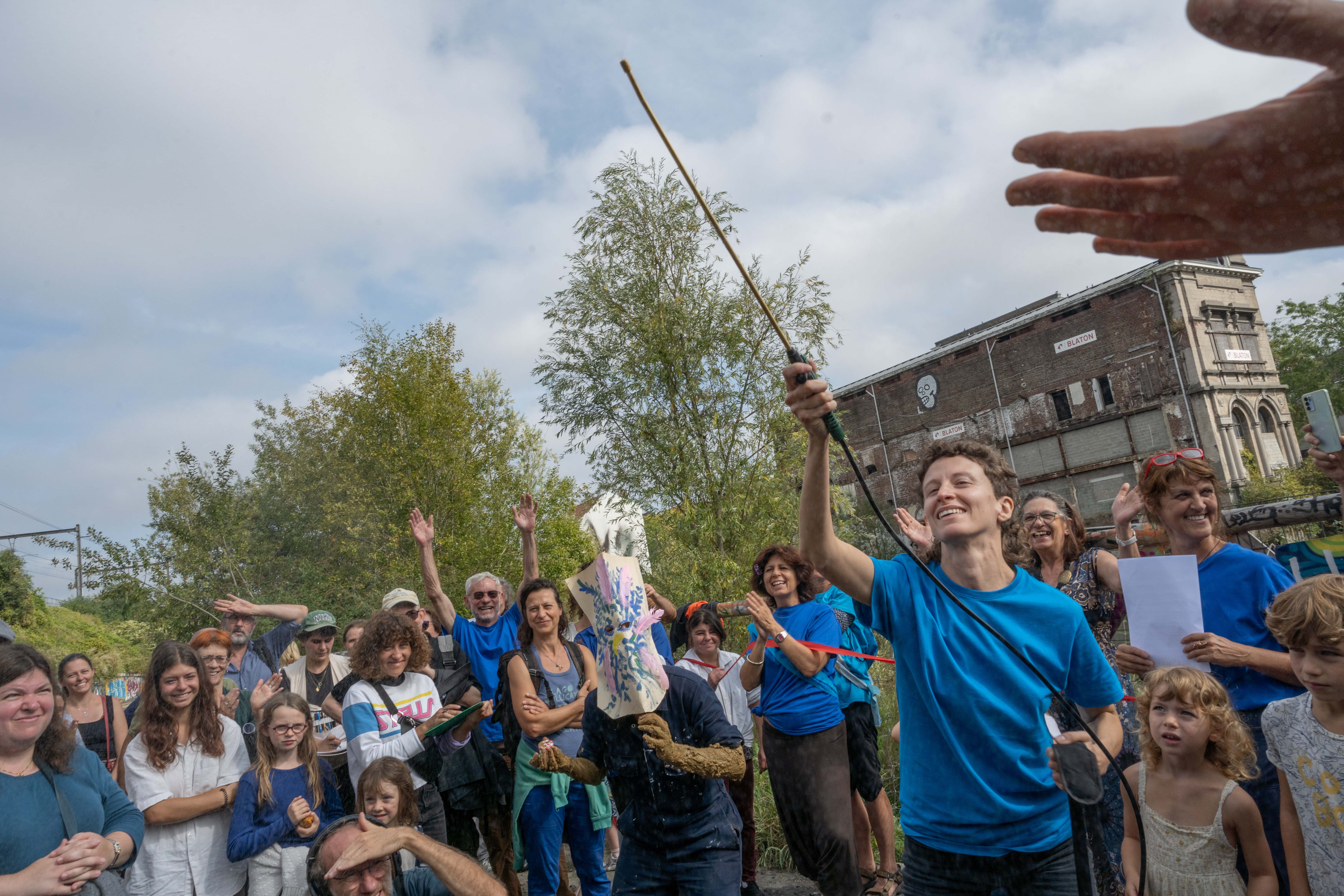 La foule est aspergée du mélange (image: Bea Borgers)